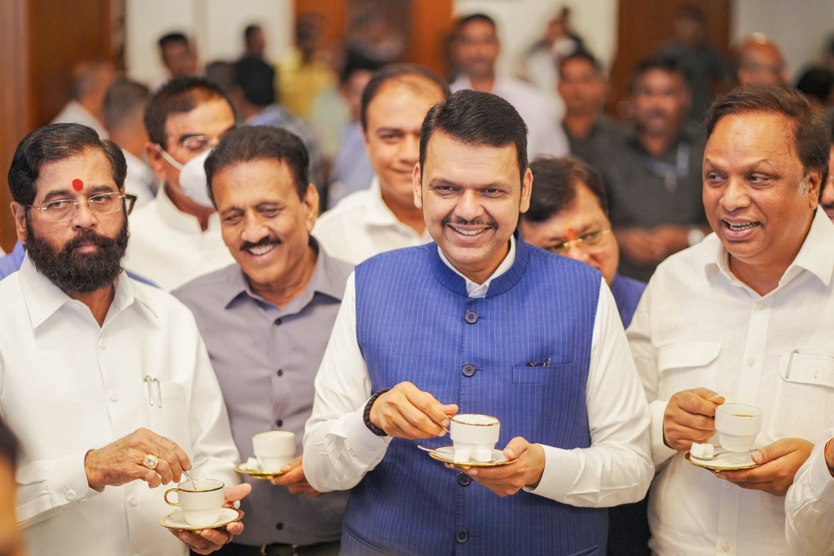 timesofindia's tweet photo. #InPics | Maharashtra Chief Minister Devendra Fadnavis, along with his colleagues, attended the traditional tea party at the Sahyadri State Guest House ahead of the monsoon session of the state legislature.
The opposition parties boycotted the customary gathering,

Dive deeper into the story with the TOI App 👉 https://t.co/ogFaRsUKyn