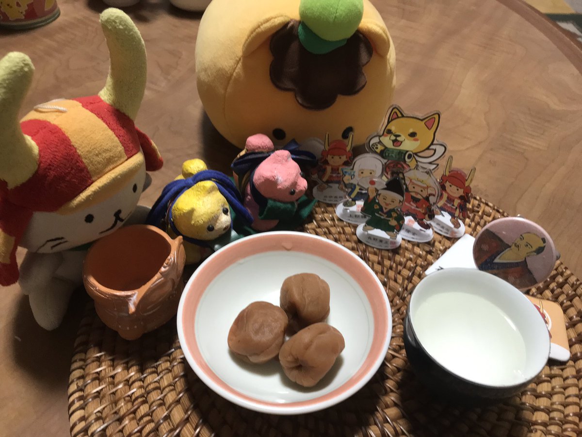 makimura_marku2's tweet photo. 殿より本日は箕輪城主の長野業正公の御命日ということをお聞きして、ささやかながら宴の席を用意致しました。
と言っても梅干ししかありませぬが。
箕輪城からお越しの皆様と群馬や箕輪城にゆかりのある者たちと岩付の伝令犬たちも呼んできましたぞ。 https://t.co/zpbOyXSy0h