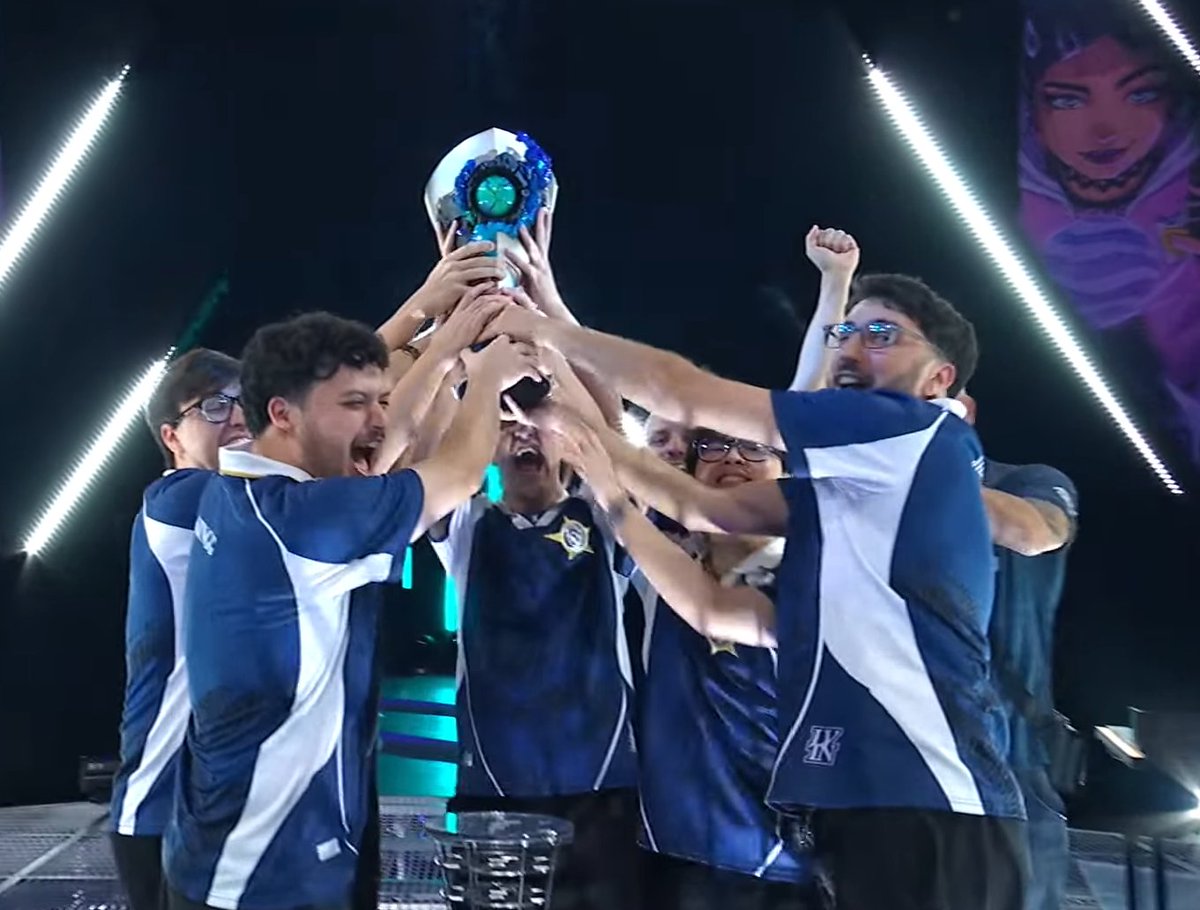 gokedTV's tweet photo. ENHORABUENA A LEVIATÁN  💙 

Que grandes joder, vaya pedazo de run y qué bien han jugado todo el torneo
Super contento por toda la gente que tanto aprecio de ahí y el grupo que parecen unos chavales increíbles https://t.co/xrlN1OhtkB