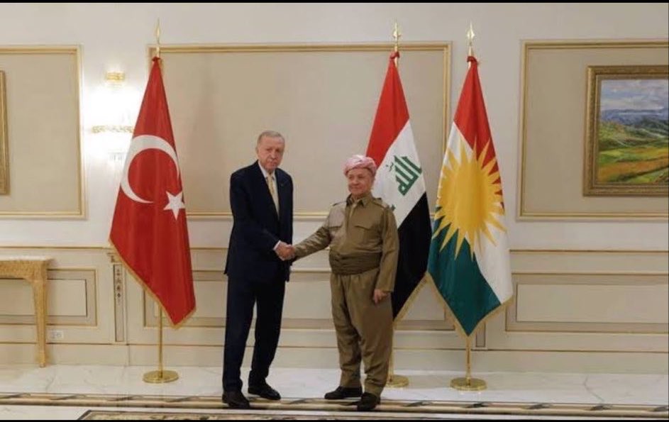 dogukndogan's tweet photo. @SpagettiWesterM @21704579t @TheAyico Buyur @RTErdogan burayada ayınısı söyle? Türkiye’de para kazanan biri olarak bu bayrak ile poz veren bireye? O göt var mı sende https://t.co/PRB8FYhvwX