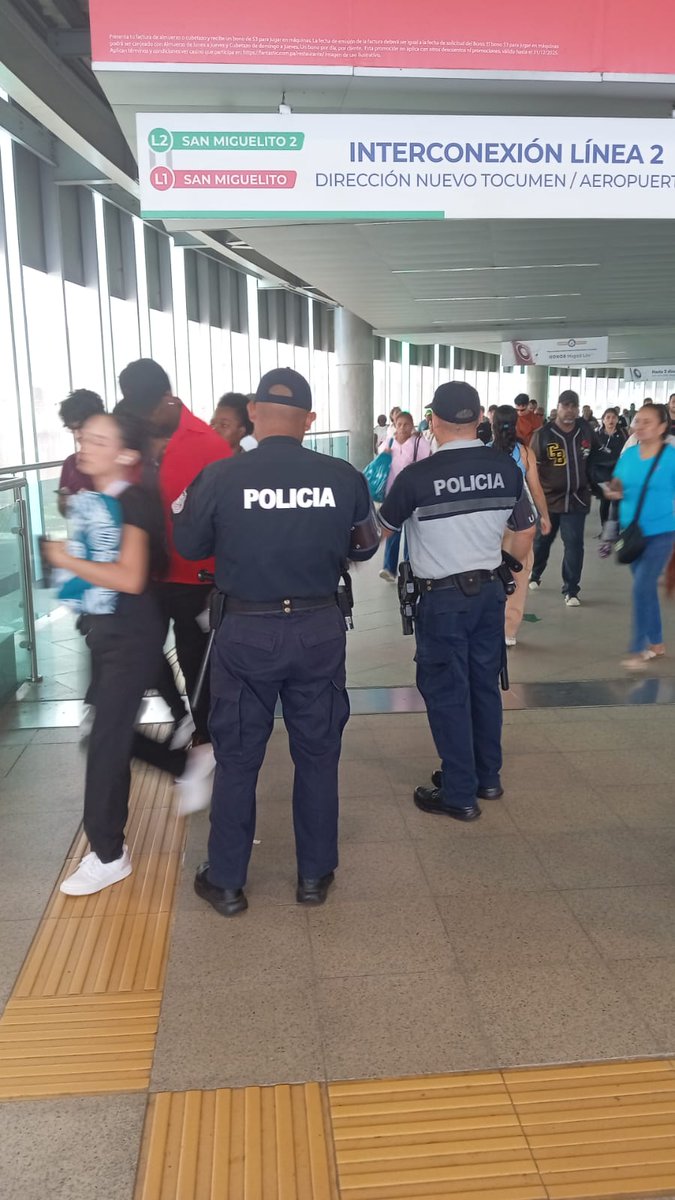 policiadepanama's tweet photo. #UPM | Desarrollamos acciones preventivas y operativas en las estaciones de las líneas 1 y 2 del Metro, realizando verificaciones de personas y supervisión de accesos para fortalecer la seguridad ciudadana, garantizar el orden público y prevenir hechos delictivos. https://t.co/HnwB4bxfYh