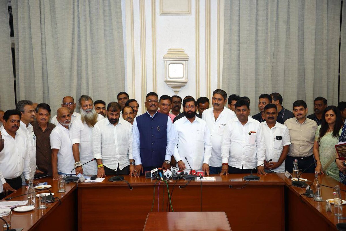 mieknathshinde's tweet photo. 📍 #मुंबई |

बेस्ट कर्मचाऱ्यांच्या संपावर तोडगा काढण्यासाठी आज एक विशेष बैठक सह्याद्री अतिथीगृहात पार पडली. बेस्ट उपक्रमाच्या सक्षमीकरणासाठी आणि कर्मचाऱ्यांच्या मागण्यांच्या अनुषंगाने या बैठकीत काही महत्वाचे निर्णय घेण्यात आले. 

यामध्ये प्रामुख्याने,

* कर्मचाऱ्यांची प्रलंबित ग्रॅच्युईटीची रक्कम याच आर्थिक वर्षात अदा करण्याचा तसेच नवीन वेतन करार होईपर्यंत कर्मचाऱ्यांना अंतरिम दिलासा म्हणून बेस्टच्या कर्मचाऱ्यांना ३००० रुपये आणि वेटलिजवरील कर्मचाऱ्यांना २००० रुपये मासिक हंगामी वाढ देण्याचे मान्य करण्यात आले.

* कर्मचाऱ्यांची प्रलंबित ग्रॅच्युईटीची रक्कम याच आर्थिक वर्षात अदा करण्यात येईल असेही स्पष्ट केले.

* सार्वजनिक वाहतूक व्यवस्था अधिक बळकट करण्यासाठी पुढील तीन वर्षांत ५००० नवीन बसेस स्वतःच्या मालकीच्या घेण्यात येईल असेही निश्चित करण्यात आले.

* बेस्ट प्रशासनाने तयार केलेला 'कायापालट' प्रस्ताव तातडीने शासनास सादर करून त्यास मंत्रिमंडळाची मान्यता घेतली जाईल असेही यावेळी स्पष्ट केले.

या बैठकीअंती कृती समितीने आपला संप मागे घेत असल्याचे जाहीर केले.

यावेळी परिवहन मंत्री प्रताप सरनाईक, आमदार सचिन अहिर, आमदार मुरजी पटेल, उपमुख्यमंत्री कार्यालयाचे अपर मुख्य सचिव असीम गुप्ता, प्रधान सचिव नविन सोना, मुंबई महापालिका आयुक्त अश्विनी भिडे, बेस्टच्या महाव्यवस्थापक सोनिया सेठी, तसेच बेस्ट कर्मचारी कृती समितीचे पदाधिकारी उपस्थित होते.

#Mumbai #BEST #EknathShinde #Maharashtra
@PratapSarnaik @AhirsachinAhir @MurjiPatel_