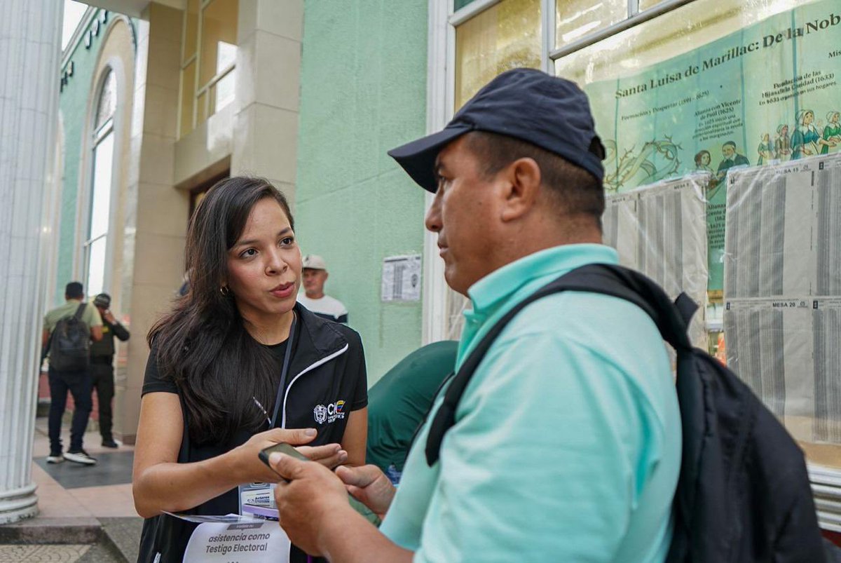CNE_COLOMBIA's tweet photo. #CNEConLasRegiones | La tecnología a disposición de la democracia para garantizar la #LegitimidadYTransparencia en #Meta #Guaviare #Arauca #Casanare y #Vichada. Gracias a la app Comitium en Línea logramos validar las credenciales de testigos electorales al inicio de la jornada para garantizar la transparencia en los departamentos de la Orinoquía.