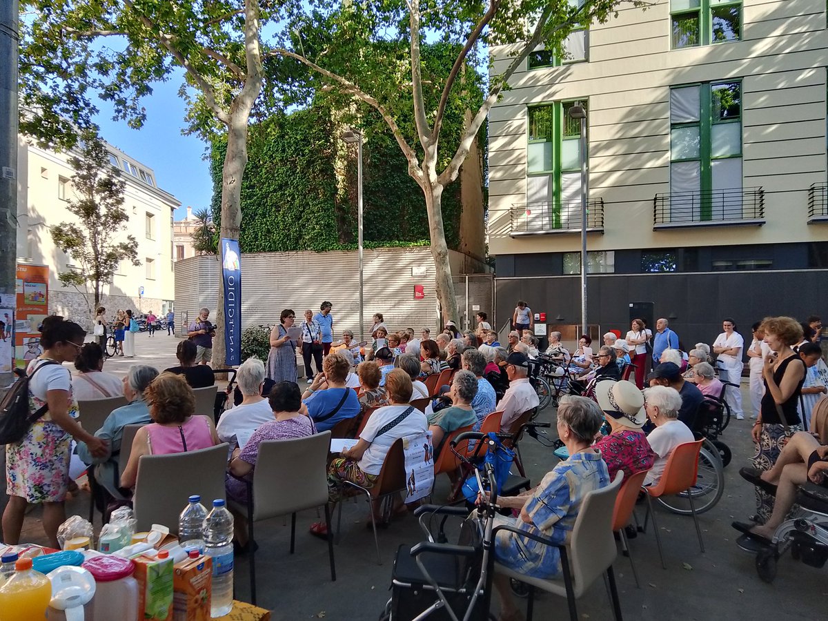santegidio_ES's tweet photo. ¿Cómo combatir el calor extremo? ¿Cómo proteger a los más ancianos? ¿Cómo luchar contra el mal de la soledad? La respuesta de Sant'Egidio: encuentro, amistad y solidaridad, desde Nou Barris, Sants, Gòtic, Raval, Barceloneta y hasta Manresa. 
@santegidionews 
#calorextremo #Clima https://t.co/68oycQc7pm