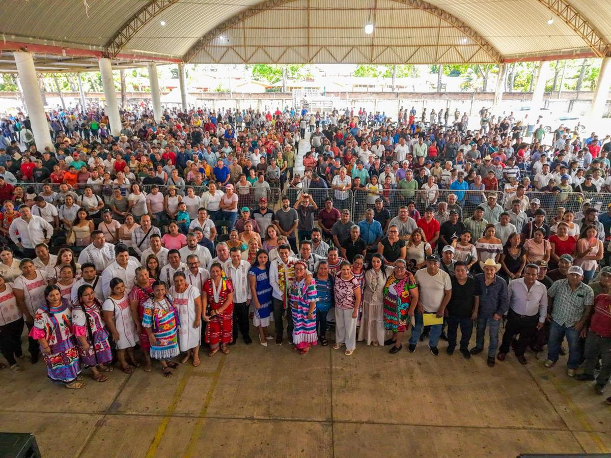 salomonj's tweet photo. Comenzamos nuestro domingo desde María Lombardo de Caso en la Asamblea en Defensa de la Soberanía. 🇲🇽

Estuvimos con nuestras paisanas y paisanos de la región del #Papaloapan, compartiendo el mensaje de nuestra Presidenta @Claudiashein: respetar la voluntad del pueblo y hacer valer sus decisiones.

Gracias por su compromiso y por sumarse a la construcción de un #México libre y soberano. 🙌🏼
