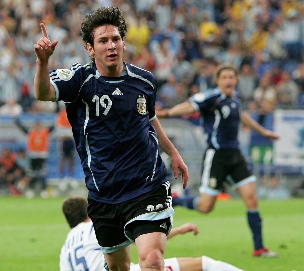 lnstantFoot's tweet photo. 🚨🚨PREMIER BUT de Lionel Messi en Coupe du monde : 18 ans et 11 mois et il portait le numéro 19. 🇦🇷

PREMIER BUT de Lamine Yamal en Coupe du monde : 18 ans et 11 mois et il portait également le numéro 19. 🇪🇸 https://t.co/jRebfup8rd