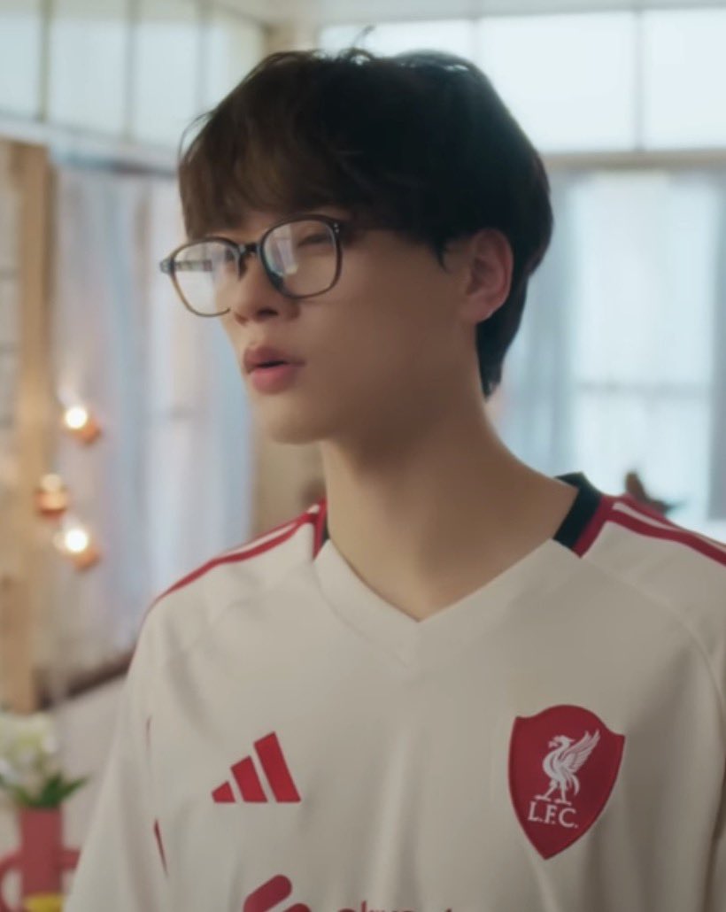 Solrossol's tweet photo. น้องภูเมฆกับเสื้อบอลทีมโปรด หัวยุ่ง ๆ ใส่แว่น ปากบ่นอุบอิบ ๆ 😭 🏹❤️ https://t.co/NQO55TXn1o