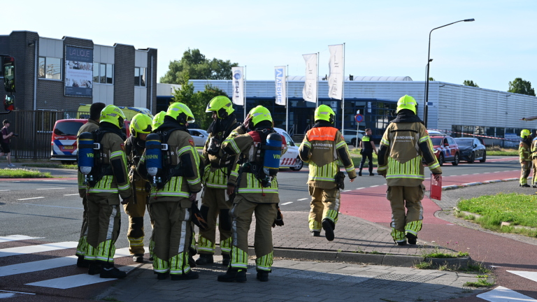Grote brand op dak van bedrijfspand in Heerhugowaard