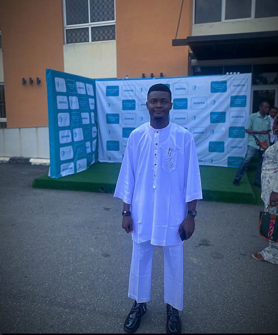 ConfidenceCars3's tweet photo. The ability to bounce back after a temporary defeat or misfortune is an underrated survival skill. 

Learn it, you will need it as you journey through life, else one misfortune can crumble you forever. 

Happy weekend fam❤
#confidencecarson https://t.co/bI9xCr5xvC