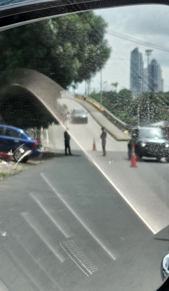 R_RuizDiaz's tweet photo. Dia del padre y me encuentro a estos 2. Le comento sabes que no puedes hacer operativos de dos y dice estamos clarito  @policiadepanama https://t.co/29TKzn2kkH