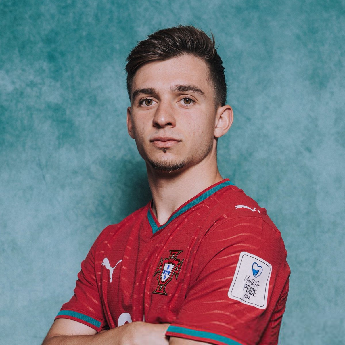 lnstantFoot's tweet photo. Nouveau joueur portugais visé par une vague d'insultes des fans de Cristiano Roanldo : Francisco Conceição. 😶🇵🇹

Interrogé par une journaliste qui demandait si il y avait une tentation constante ressentie par les joueurs pour passer le ballon à CR7 même si il n'est pas bien placé, l'attaquant de la Juventus a répondu ceci : 

"Pas du tout. Au niveau de la finition, il n'y a personne comme Cristiano (Ronaldo). 

Mais nous n'avons pas l'obligation de lui passer le ballon. Quand je joue, je passe le ballon à celui qui est le mieux placé. On fait tout par instinct.

Cristiano (Ronaldo) est là pour aider comme n'importe quel autre joueur de la sélection."

Son dernier post Instagram compte désormais 9000 commentaires de la part de groupies hystériques.