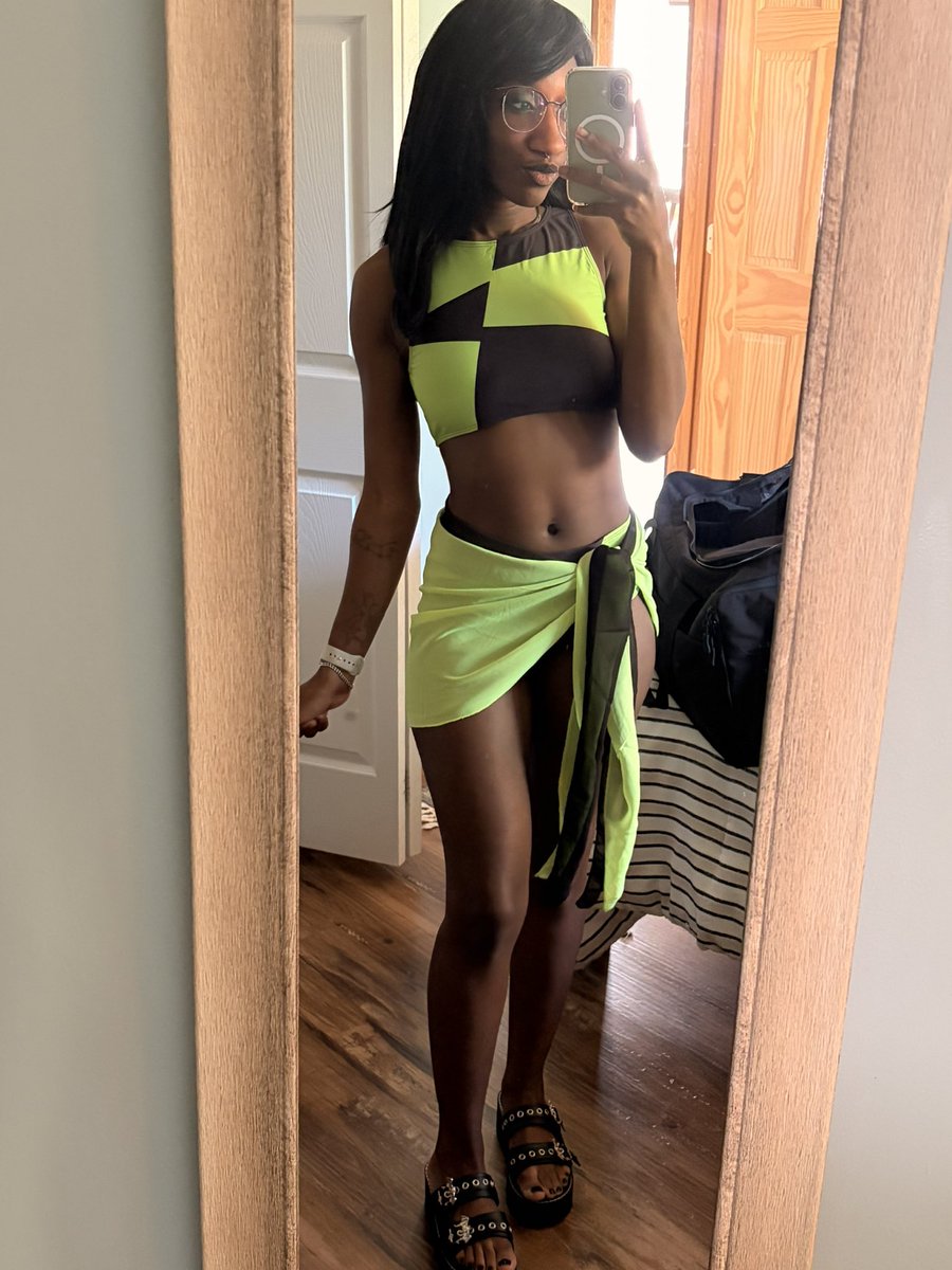 Kayfmx's tweet photo. Oh shit 😳 uhh hii everyone 💚🖤 
I forgot to share my shego cosplay. https://t.co/yJbcz0nqj8