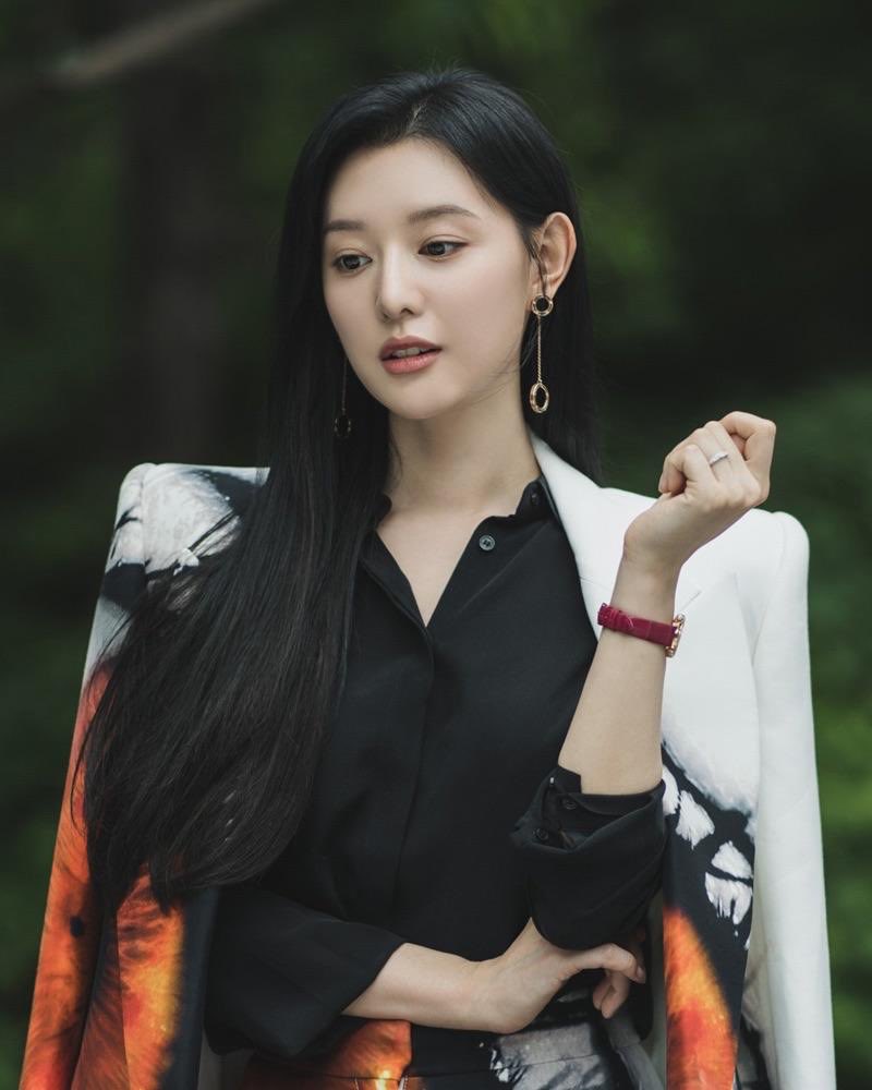 ItsMeTee7's tweet photo. Kim jiwon’s back hurt from carrying queen of tears https://t.co/pycpgLoRX4