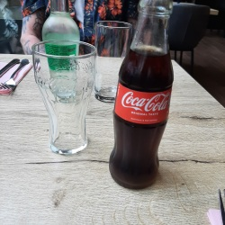 EllyDriebergen's tweet photo. Coca met Cola #verbinden,
Die twee is samen drinken.
@Laurentius66 #spelenmettaal https://t.co/i75dF1x7St