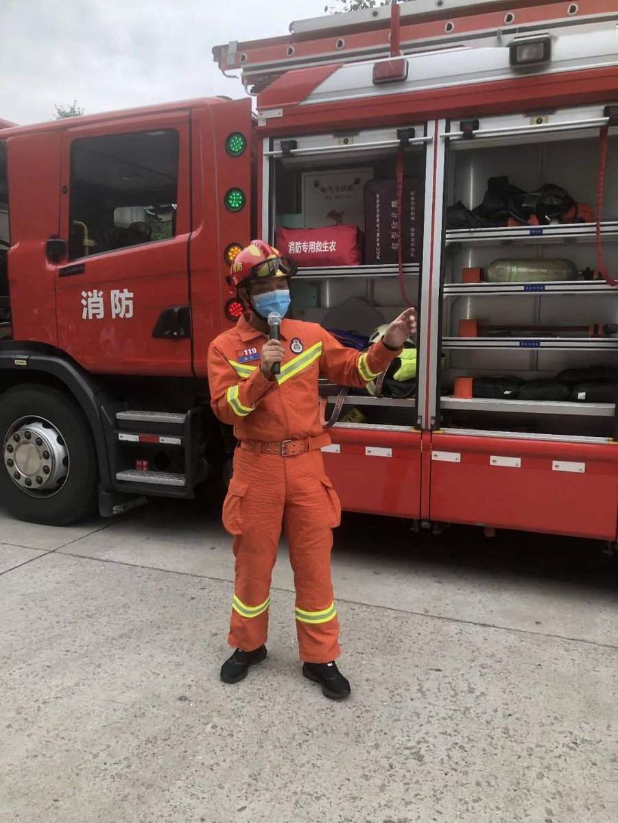 Mihail58533602's tweet photo. [Playing "I Spy" with my 5-year-old on the morning commute—she spots a red fire truck every time! Small moments = big smiles ]， https://t.co/NgpJmZlVkI
