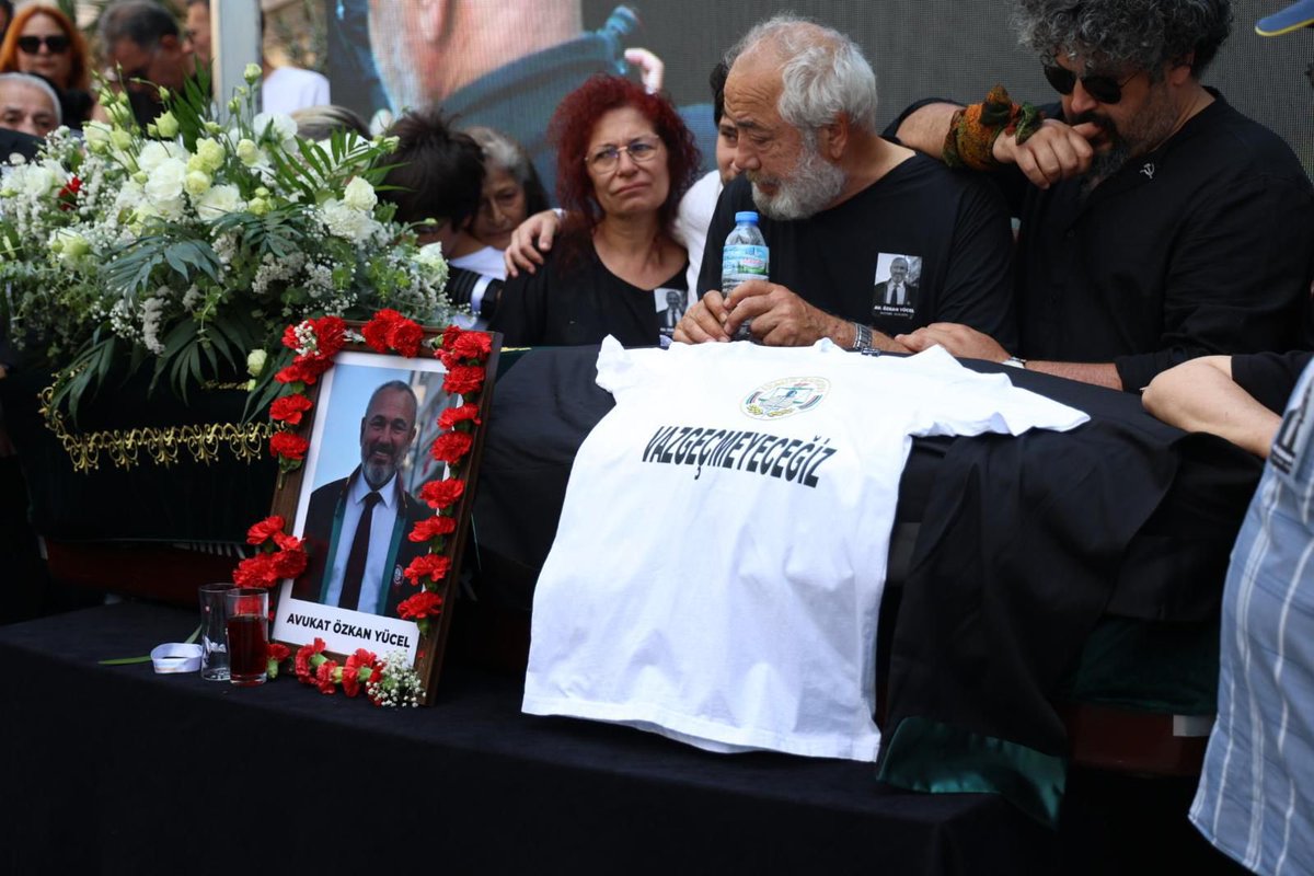Batman_Barosu's tweet photo. Özkan Başkan’ı Uğurladık… 

18 Haziran 2026 Perşembe Günü yaşamını yitiren İzmir Barosu önceki dönem Başkanı Av. Özkan YÜCEL için İzmir Barosu Hizmet Binası önünde düzenlenen cenaze törenine Baro Başkanımız Av. Abdulhamit ÇAKAN katıldı.

Cenaze törenine Türkiye Barolar Birliği Başkanı, baro başkanları, hukuk camiasının temsilcileri, meslektaşlarımız ile Av. Özkan YÜCEL'in ailesi, yakınları ve sevenleri iştirak etti.

Batman Barosu olarak, meslek yaşamı boyunca hukukun üstünlüğü, savunma hakkı ve baro mücadelesine önemli katkılar sunan Av. Özkan YÜCEL' e Allah'tan rahmet; ailesine, yakınlarına, İzmir Barosuna ve tüm hukuk camiasına başsağlığı ve sabır diliyoruz.

Serokê Baroya me Prz. Abdulhemîd ÇAKAN tevlî merasîma cinazeyî bû ku li ber Avahîya Xizmetê ya Baroya Îzmîrê ji bo Serokê dewra berê yê Baroya Îzmîrê Prz. Ozkan YUCEL –ê ku di tarîxa 18ê hezîrana 2026ê da roja pêncşemê wefat kiribû– hat lidarxistin.

Di merasîma cinazeyî da Serokê Yekîtîya Baroyên Tirkîyeyê, serokên baroyan, temsîlkarên camîaya hiqûqê, hevpîşeyên me û malbat, xizm û hezkirîyên Prz. Ozkan YUCELî tevlî bûn.

Wekî Baroya Batmanê; em ji Xwedê rehmê ji bo Prz. Ozkan YUCELî dixwazin ku li seranserê heyata xwe ya pîşeyî da tevkarîyên mihîm kirûbûn ji bo serdestîya hiqûqê, mafê parastinê û micadeleya baroyan û serxweşî li malbatê dikin û sebrê dixwazin ji bo malbat, xizmên wî, Baroya Îzmîrê û hemû camîaya hiqûqê.
