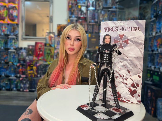 𝕼𝖚𝖎𝖓𝖓 ‏ - New vid on my Youtube channel unboxing another Resident Evil figure 😍 hope ya check it out 😇💕 https://t.co/79W3OTzvzP https://t.co/PaQc2UedFb