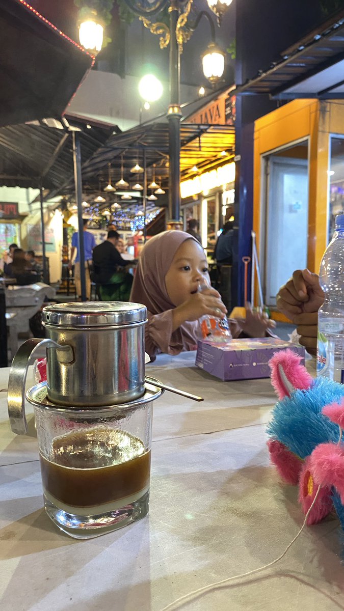 Nmk11_'s tweet photo. Tak pernah ingkar pahit, teguknya mengikat pekat. Tetesnya wangi membekas

22:06 https://t.co/IPSslLDd4R