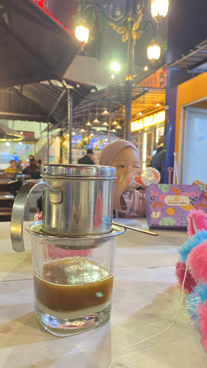 Nmk11_'s tweet photo. Tak pernah ingkar pahit, teguknya mengikat pekat. Tetesnya wangi membekas

22:06 https://t.co/IPSslLDd4R