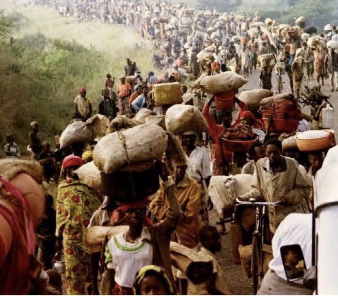 243Afro12253's tweet photo. 1994-2024 : DE L'ASILE FRATERNELLEMENT ACCORDÉ À L'INGRATITUDE ARMÉE – LA RDC FACE AU PARRAIN DU CHAOS

En 1994, la République démocratique du Congo a ouvert ses bras, son cœur et ses terres à des milliers d'hommes, de femmes et d'enfants rwandais fuyant l'apocalypse génocidaire. Ils sont arrivés épuisés, malades, dénutris, sans bétail, sans bagages, sans terre sur la tête – les images d'archives en témoignent. Nous les avons traités en frères, en sœurs, en humains en détresse.

Aujourd'hui, trois décennies plus tard, la gratitude a laissé place à la rébellion, à la prédation et au mépris. Les mêmes personnes – ou ceux qui se réclament de leur héritage – réclament des terres congolaises comme si elles leur étaient dues. Mais sur quelle carte, sur quelle photo, sur quel acte de propriété figurent ces vaches, ces chèvres, ces collines qu'ils disent avoir apportées ? Ils ne sont venus qu'avec leur souffrance ; nous y avons répondu par l'hospitalité.

Aujourd'hui, cette hospitalité est piétinée par des viols, des pillages, des massacres et une exploitation illégale de nos ressources. Pire encore : les fruits de ce butin sont investis au Rwanda, ce même Rwanda qu'ils prétendent parfois ne plus être le leur. Le Congo, lui, ne perçoit rien de ces richesses volées, sinon des larmes et des tombes.

Nous ne pouvons plus taire cette contradiction. Nous ne pouvons plus confondre accueil humanitaire et droit d'occupation perpétuel. La terre congolaise n'est pas à vendre, ni à céder sous la menace des armes. Elle s'hérite des ancêtres, se travaille par les vivants et se transmet aux enfants. Pas par la kalachnikov.

Alors que les grandes puissances regardent ailleurs, nous, Congolais, disons : assez. La mémoire est vive. La patience a des limites. Et la souveraineté n'est pas négociable.

#RDC #Congo #Rwanda #1994 #Souveraineté #Mémoire #RessourcesNaturelles #Paix #Justice #TerreCongolaise #StopAggression #HumanitéTrahie #Goma #EstDeLaRDC #Sécurité #DroitInternational
