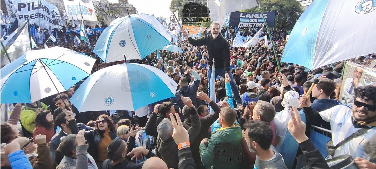 guillemovil04's tweet photo. Dame una imagen emocionante del acto por la libertad de la compañera @CFKArgentina, no! No tan emocionante!!  aplauso para la percusión de @PyvCapital, y esos paraguas de la Unidad Básica Daniel Aranda son todo lo que está bien, mis compañeros son mejores que yo , sin dudas!! vamoooo!!! viva perón