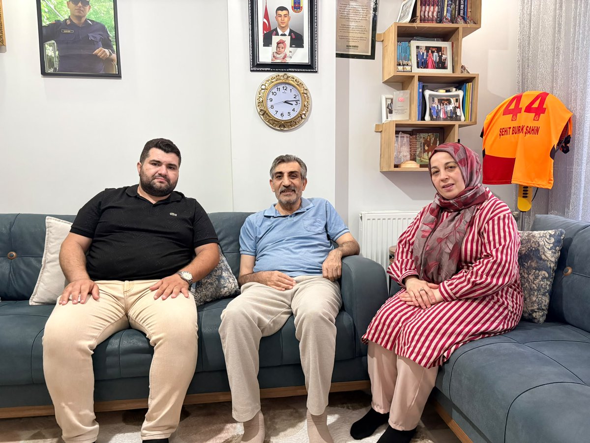 AKBahcelievler's tweet photo. Mahalle teşkilatlarımızla birlikte, hayatını ailesine ve çocuklarına adayan vefakar babalarımızı ziyaret ettik.

​Tecrübeleriyle yolumuzu aydınlatan kıymetli büyüklerimizin Babalar Günü’nü kutluyor; sağlık, huzur ve afiyet dolu bir ömür diliyoruz.✨ https://t.co/b6pNe9yOPM