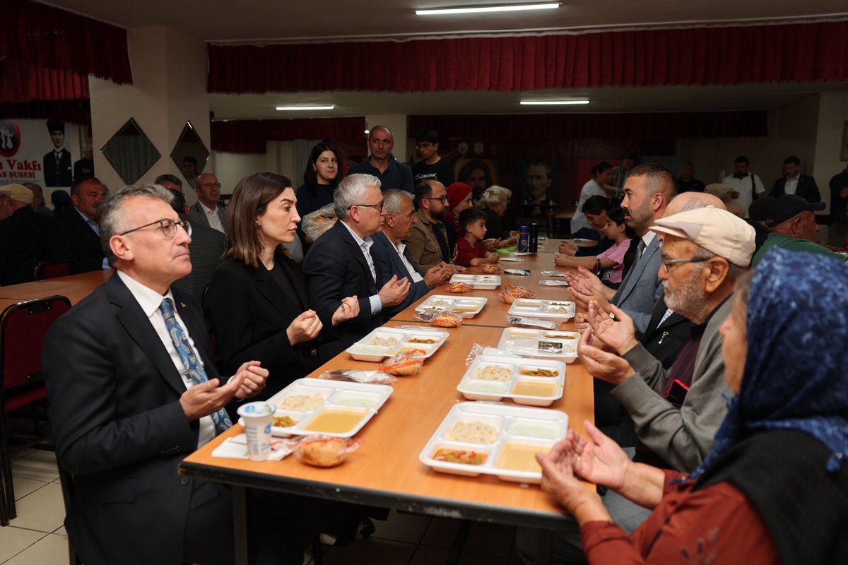 sivasvaliligi's tweet photo. Hz. Hüseyin’in ve beraberindeki Ehl-i Beyt dostlarının Kerbelâ’da şehit edildiği ay olan Muharrem ayının 6. gününde, oruç açma lokması düzenlendi.

Cem Vakfı Sivas Şubesi’nde düzenlenen iftar programına; Valimiz Sn. Yılmaz Şimşek, TBMM AK Parti Grup Başkanı Abdullah Güler, Sivas Milletvekilleri Rukiye Toy ve Hakan Aksu, Alevi ve Bektaşi Kültür ve Cemevi Başkanı Esma Ersin ile il protokolü ve vatandaşlarımız katıldı. 

Yapılan duaların ardından Muharrem ayının manevi ikliminde hep birlikte oruçlar açıldı.