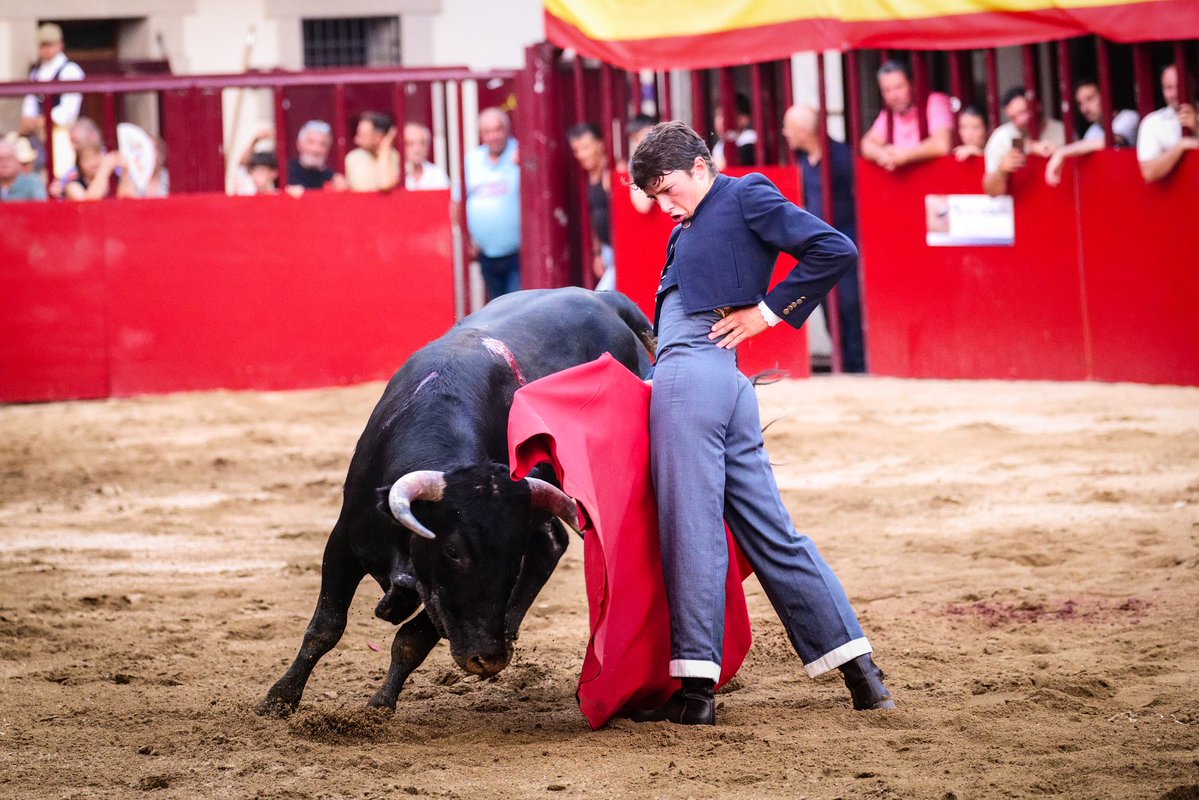 ManuelR39296's tweet photo. Muy feliz por haber sido proclamado triunfador del VI Desafío Nacional de Escuelas Taurinas "Ciudad de Coria".

Gracias a la Escuela Taurina de Coria y al pueblo de Coria por su cariño, a la ganadería de Pablo Mayoral, y a todas las personas que me apoyan en este camino. https://t.co/JLhdnuj2U7