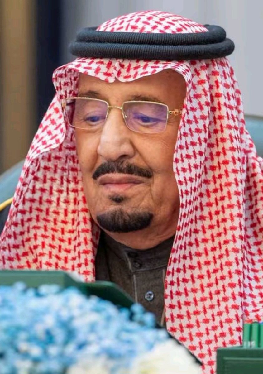 nora_alageel1's tweet photo. #يوم_الاب_العالمي🇸🇦🇸🇦
هذا ابونا وعزنا وفخرنا اللهم متعه بالصحة والعافية واحفظه قائد الحكمة  ورمز العطاء  والوالد الذي سكن قلوبنا  مسيرته الممتدة عنوانٌ للفخر والوفاء  وبصماته الراسخة في بناء الوطن وتطويره ستبقى محفورة في ذاكرة التاريخ ومصدر إلهامٍ للأجيال🇸🇦🇸🇦عز للإسلام والمسلمين https://t.co/Fn5XZGuSKW