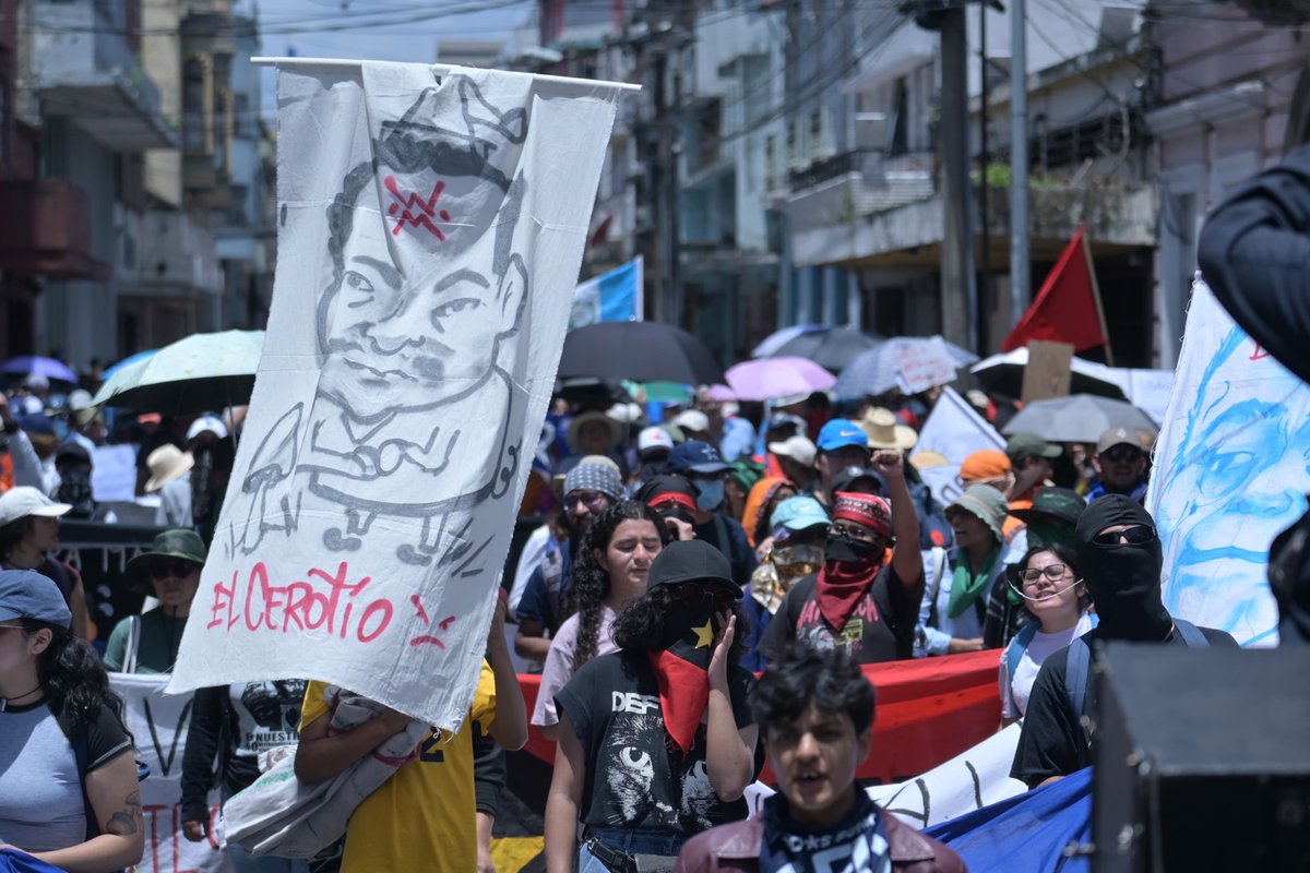 PrensaComunitar's tweet photo. #FraudeUSAC 🚨 La marcha contra el fraude en la elección de Walter Mazariegos pasó por el Ministerio Público y el Congreso de la República. 

Entre las consignas exhibidas, estudiantes y organizaciones señalan también a magistrados de la Corte de Constitucionalidad, entre ellos Roberto Molina Barreto. 🧵1/3

📷 Fabricio Alonzo