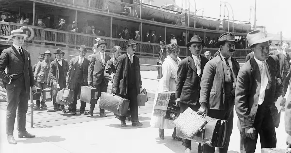 BonneDroite's tweet photo. Au siècle dernier, les États-Unis s'inquiétaient de l'immigration et ont voulu préserver leur homogénéité ethnique.

L'Immigration Act de 1924 a donc été voté.

Sa première utilité a été de réduire l'immigration de 80 %.

👉🏻 Mais le plus important était l'introduction d'un système de quotas ethniques : l'immigration n'était plus autorisée qu'en proportion des populations DÉJÀ PRÉSENTES dans le pays.

Ainsi la majorité des visas étaient réservés aux Anglais, puis aux Allemands, aux Irlandais, aux Scandinaves, un petit peu aux Polonais, aux Italiens, aux Français, très peu aux Grecs ou aux Hongrois, quasiment aucun pour les Asiatiques et le Moyen-Orient, etc.

De fait, 99 % de l'immigration était, obligatoirement, blanche. Pendant 40 ans, cette loi a assuré la stabilité du pays et lui a apporté son âge d'or.

Mais l'Immigration and Nationality Act de 1965 a supprimé ces quotas, permettant une déferlante d'immigrés d'origine africaine et asiatique. On observe le résultat aujourd'hui…