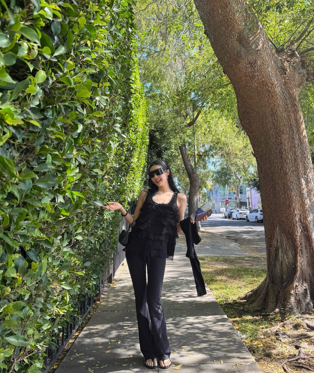 warble__one's tweet photo. Air changes in the presence of green. It becomes less sharp, less impatient. ꫂ❋ I start noticing everything at once. ❨… 여름! ☀️❩  I crouch again, this time without hesitation. Grass clings faintly to fingertips like it is not afraid to stay. I let it. Here, to all the tree. https://t.co/RBAXLBn0qJ