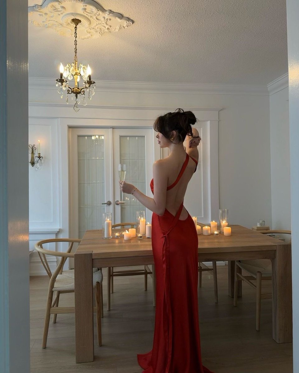 Diorgirlx's tweet photo. red backless dress https://t.co/QMSA3Qi0cl