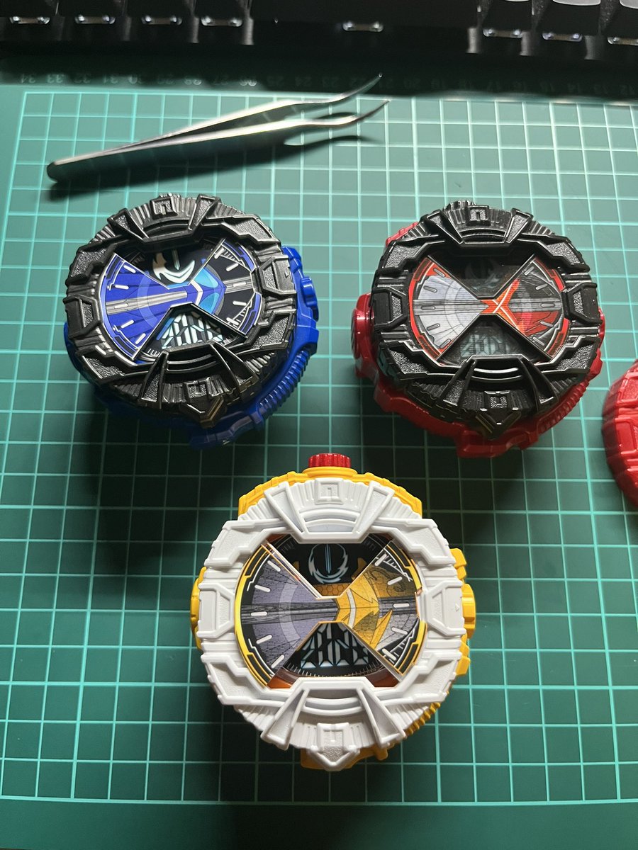 KRC832's tweet photo. （仮）エスパーダ配色案、セイバーブレイズと同じパターンか白を誇張すべきか、黄黒がしっくり来そうな。
どれがいいかな？ https://t.co/nWXCxy2M4p