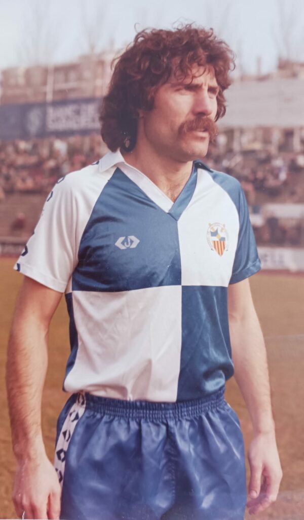 DatosRayo1924's tweet photo. ⚡🟦⬜ El Sabadell regresa al fútbol profesional tras ascender a 2ª División

Uno de los héroes del primer ascenso del Rayo Vallecano jugó en ambos equipos:
TANCO, que jugó en 2ª (72-73 y 76-77) y en 1ª (1977-80) con el Rayo, y en 2ª y 2ª B con el Sabadell (1981-85) #DATORAYO https://t.co/hwANCMnw3Z