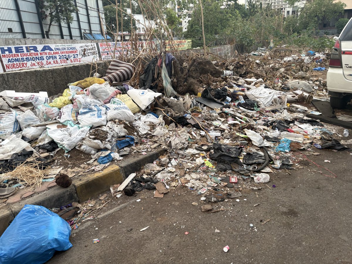 farha205's tweet photo. @mybmc @MumbaiPolice @RoadsOfMumbai 
Amrut Nagar,Jogeshwari(West),Outside Universal Tower …
When will u take action @mybmc @Dev_Fadnavis @ShivSenaUBT_ @BJP4Mumbai https://t.co/MharPBgsk1
