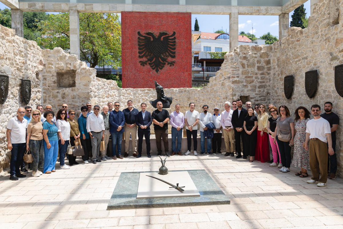 HoxhaFer's tweet photo. Ishte një kënaqësi e veçantë që, përgjatë kësaj fundjave, #Ministria për Evropën dhe Punët e Jashtme organizoi një vizitë të dedikuar për #ambasadorët e akredituar në Republikën e Shqipërisë, në Shkodër, Tamarë, Lepushë, Razëm dhe Lezhë, për t’u dhënë mundësinë të zbulojnë nga afër magjinë e veriut shqiptar, bukurinë e rrallë të #Alpeve dhe potencialin e jashtëzakonshëm që këto zona ofrojnë për zhvillimin e qëndrueshëm dhe turizmin malor.

Përfaqësuesit diplomatikë patën mundësinë të njihen me peizazhet spektakolare, livadhet alpine, historinë, traditat dhe mikpritjen karakteristike të #Malësisë së Madhe, #Shkodrës dhe #Lezhës, rajone që mishërojnë një ndërthurje unike të natyrës, kulturës dhe trashëgimisë njerëzore. 

Ata u njohën gjithashtu me pasurinë e jashtëzakonshme kulturore të kësaj treve, me folklorin, muzikën, vallet tradicionale, mjeshtërinë e artizanatit, si dhe me hijeshinë dhe elegancën e kostumeve popullore, të cilat mbeten ndër shprehjet më autentike të identitetit dhe shpirtit krijues të shqiptarëve.

Vizita shërbeu gjithashtu si një rast për të vlerësuar përpjekjet e autoriteteve dhe komuniteteve lokale për të promovuar një model zhvillimi që respekton mjedisin, ruan identitetin kulturor dhe krijon mundësi të reja ekonomike për banorët e zonës. 

Në një kohë kur Shqipëria po afirmohet gjithnjë e më shumë si një destinacion turistik me katër stinë, vëmendja ndaj rajoneve malore merr një rëndësi të veçantë. Veriu i vendit, me pasuritë e tij natyrore dhe njerëzore, përfaqëson një shembull të shkëlqyer të potencialit që ofron #turizmi i qëndrueshëm për të nxitur zhvillimin lokal dhe për të harmonizuar traditën me modernitetin.

Nga kalldrëmet dhe historia mijëravjeçare e #Shkodrës, te luginat e #Tamarës, livadhet e #Lepushës, qetësia e #Razmës dhe trashëgimia e pasur historike e #Lezhës, ambasadorët përjetuan nga afër një Shqipëri autentike, mikpritëse dhe plot potencial për të ardhmen.

#Diplomacia ndërtohet jo vetëm në tryezat e negociatave, por edhe përmes njohjes së ndërsjellë, dialogut të sinqertë dhe përvojave të përbashkëta. Në një botë gjithnjë e më të ndërlikuar, ndërtimi i urave të besimit dhe miqësisë mbetet investimi më i qëndrueshëm në shërbim të paqes, bashkëpunimit dhe partneritetit afatgjatë, duke forcuar lidhjet mes njerëzve, vendeve dhe popujve.

E duam Shqipërinë tonë të bukur, të ruajtur dhe të zhvilluar njëkohësisht, në harmoni të plotë mes njeriut dhe natyrës, për sot dhe për mot, për fëmijët tanë dhe brezat që do të vijnë. Shqipëria do të bëhet si gjithë Evropa vetëm përmes punës e përpjekjeve, dhe do të jetësohet kur të jetë në tavolinën e madhe evropiane.

Një mirënjohje e veçantë i shkon Kryetarit të Bashkisë së Shkodrës, z. Benet Beci; Kryetarit të Bashkisë së Malësisë së Madhe, z. Tonin Marinaj; Kryetarit të Bashkisë së Lezhës, z. Pjerin Ndreu; si edhe të gjithë atyre që, me përkushtim dhe bashkëpunim të ngushtë, bënë të mundur që mikpritja tradicionale e kësaj treve të shpalosej në mënyrën më të bukur, me përulsi e dinjitet, si një nga pasuritë më të çmuara të Shqipërisë.

#Shqipëria2030