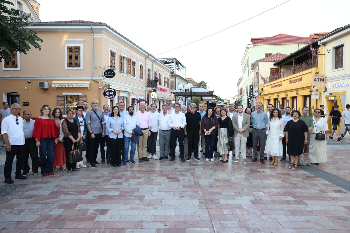 HoxhaFer's tweet photo. Ishte një kënaqësi e veçantë që, përgjatë kësaj fundjave, #Ministria për Evropën dhe Punët e Jashtme organizoi një vizitë të dedikuar për #ambasadorët e akredituar në Republikën e Shqipërisë, në Shkodër, Tamarë, Lepushë, Razëm dhe Lezhë, për t’u dhënë mundësinë të zbulojnë nga afër magjinë e veriut shqiptar, bukurinë e rrallë të #Alpeve dhe potencialin e jashtëzakonshëm që këto zona ofrojnë për zhvillimin e qëndrueshëm dhe turizmin malor.

Përfaqësuesit diplomatikë patën mundësinë të njihen me peizazhet spektakolare, livadhet alpine, historinë, traditat dhe mikpritjen karakteristike të #Malësisë së Madhe, #Shkodrës dhe #Lezhës, rajone që mishërojnë një ndërthurje unike të natyrës, kulturës dhe trashëgimisë njerëzore. 

Ata u njohën gjithashtu me pasurinë e jashtëzakonshme kulturore të kësaj treve, me folklorin, muzikën, vallet tradicionale, mjeshtërinë e artizanatit, si dhe me hijeshinë dhe elegancën e kostumeve popullore, të cilat mbeten ndër shprehjet më autentike të identitetit dhe shpirtit krijues të shqiptarëve.

Vizita shërbeu gjithashtu si një rast për të vlerësuar përpjekjet e autoriteteve dhe komuniteteve lokale për të promovuar një model zhvillimi që respekton mjedisin, ruan identitetin kulturor dhe krijon mundësi të reja ekonomike për banorët e zonës. 

Në një kohë kur Shqipëria po afirmohet gjithnjë e më shumë si një destinacion turistik me katër stinë, vëmendja ndaj rajoneve malore merr një rëndësi të veçantë. Veriu i vendit, me pasuritë e tij natyrore dhe njerëzore, përfaqëson një shembull të shkëlqyer të potencialit që ofron #turizmi i qëndrueshëm për të nxitur zhvillimin lokal dhe për të harmonizuar traditën me modernitetin.

Nga kalldrëmet dhe historia mijëravjeçare e #Shkodrës, te luginat e #Tamarës, livadhet e #Lepushës, qetësia e #Razmës dhe trashëgimia e pasur historike e #Lezhës, ambasadorët përjetuan nga afër një Shqipëri autentike, mikpritëse dhe plot potencial për të ardhmen.

#Diplomacia ndërtohet jo vetëm në tryezat e negociatave, por edhe përmes njohjes së ndërsjellë, dialogut të sinqertë dhe përvojave të përbashkëta. Në një botë gjithnjë e më të ndërlikuar, ndërtimi i urave të besimit dhe miqësisë mbetet investimi më i qëndrueshëm në shërbim të paqes, bashkëpunimit dhe partneritetit afatgjatë, duke forcuar lidhjet mes njerëzve, vendeve dhe popujve.

E duam Shqipërinë tonë të bukur, të ruajtur dhe të zhvilluar njëkohësisht, në harmoni të plotë mes njeriut dhe natyrës, për sot dhe për mot, për fëmijët tanë dhe brezat që do të vijnë. Shqipëria do të bëhet si gjithë Evropa vetëm përmes punës e përpjekjeve, dhe do të jetësohet kur të jetë në tavolinën e madhe evropiane.

Një mirënjohje e veçantë i shkon Kryetarit të Bashkisë së Shkodrës, z. Benet Beci; Kryetarit të Bashkisë së Malësisë së Madhe, z. Tonin Marinaj; Kryetarit të Bashkisë së Lezhës, z. Pjerin Ndreu; si edhe të gjithë atyre që, me përkushtim dhe bashkëpunim të ngushtë, bënë të mundur që mikpritja tradicionale e kësaj treve të shpalosej në mënyrën më të bukur, me përulsi e dinjitet, si një nga pasuritë më të çmuara të Shqipërisë.

#Shqipëria2030