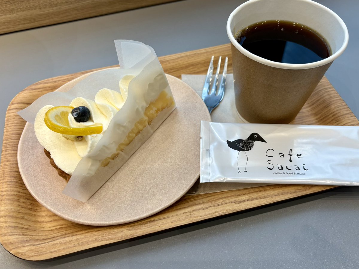azu_min's tweet photo. 6/4(木)。代休消化の為16時で退勤するも、真っ直ぐ家へ帰る気になれず、吉祥寺に寄り道。ずっと気になってたAnd Cafe SacaiでレモンとマスカルポーネのタルトとAndブレンドを。カウンター席からはJRのホームを見下ろせて、ぼぉーっと電車を眺めながらのんびりできるのが嬉しい。#檸檬活 https://t.co/q7lsHhryH9