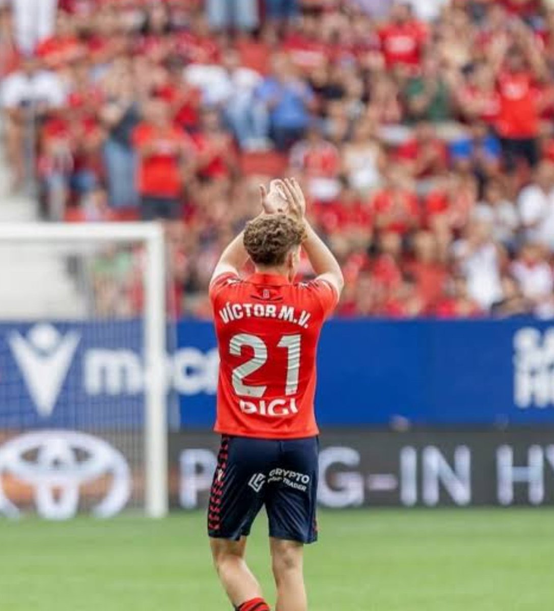 LFC_ID's tweet photo. Kalo kalian ngira foto di bawah adalah The Kop, kalian salah besar.

Gue juga baru tau, dan smua gegara si Victor Munoz.

- Osasuna tuh ternyata punya nickname Los Rojillos (The Little Reds)

- Graderio Sur, tribun selatan di Estadio El Sadar adalah tribun home supporter. The Kop di Anfield juga di sisi selatan

- Indar Gorri dari bahasa Basque, artinya Pasukan Merah adalah kelompok supporter garis keras Osasuna. Jelas adalah "penghuni" tetap Graderio Sur

- Mereka juga anti dengan banner / bendera plastik, lebih suka handmade banner. Sama kek yang ada di The Kop

- Estadio El Sadar pernah tercatat sebagai stadion paling berisik, saat pertandingan hidup mati untuk lolos degradasi vs Madrid di musim 08/09

Anfield pernah mencatatkan rekor serupa di match vs Chelsea, semifinal UCL 04/05

Kecocokan ini smoga bisa bikin Munoz tambah termotivasi kasih performa terbaiknya

📸 : @/Spanish_Ultras