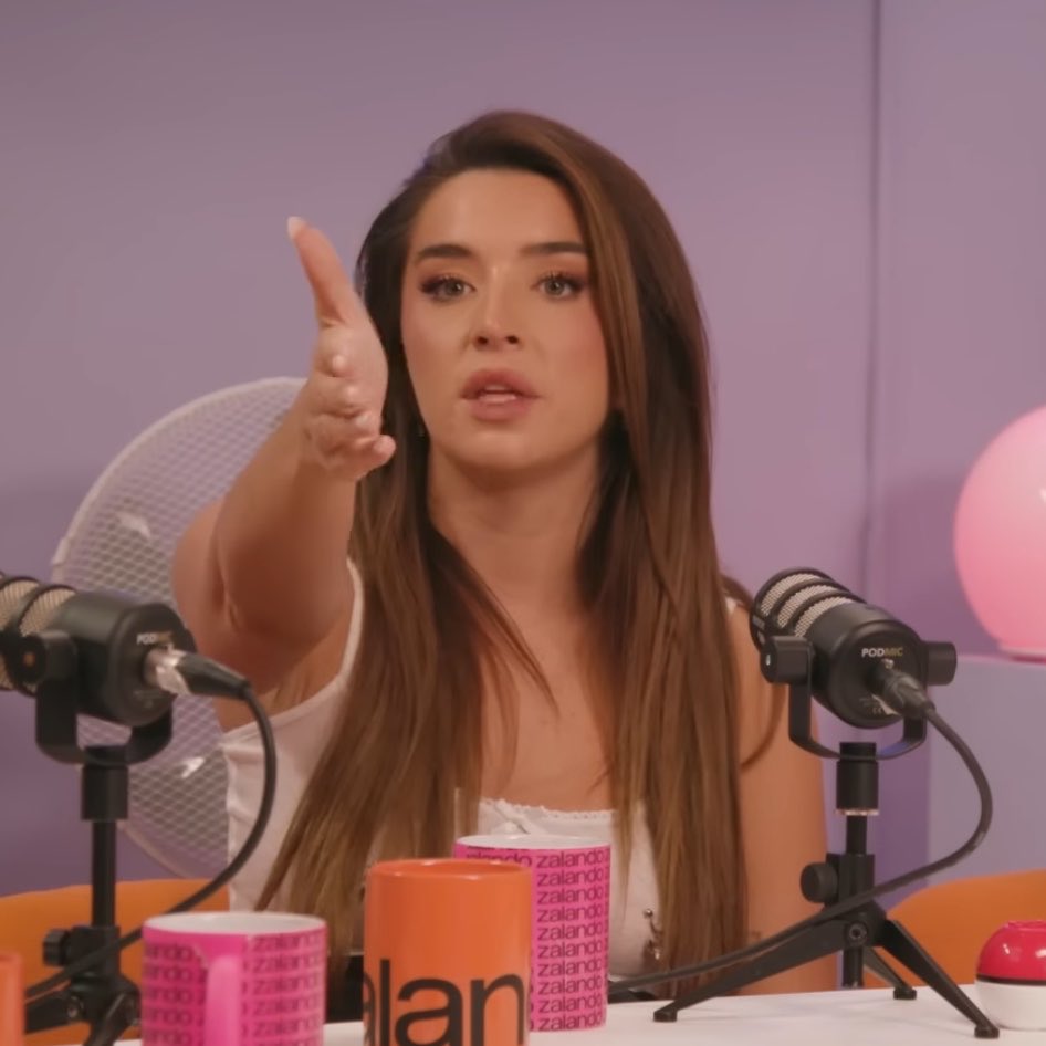 rafalozzz's tweet photo. 📲 LOLA INDIGO aclara en LA PIJA Y LA QUINQUI sus PALABRAS sobre el OZEMPIC:

“obviamente entiendo que alguien lo tome si tiene un problema de SALUD. lo que no entiendo es que chavalas con cuerpos SANOS lo estén tomando para llegar a la DELGADEZ EXTREMA. 

nunca lo voy a comprender. ¿por qué quieres estar extremadamente delgada solo para ajustarte a un CANON de 2026? 

me parece loco y muy INSANO, y sobre todo para niñas que puedan usar un método totalmente NOCIVO para su salud solo para parecerse a esa gente.”
