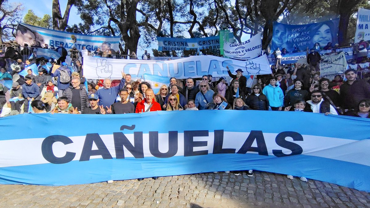 GustavoHArrieta's tweet photo. Estuvimos presentes en el banderazo de Parque Lezama, en una jornada de unidad, militancia y organización junto a miles de argentinos y argentinas.

La democracia se defiende frente a la persecución política y los intentos de condicionar la voluntad popular.

Cristina es inocente. Su persecución forma parte de un proceso de disciplinamiento político.

Mientras se profundiza un ajuste que golpea salarios y jubilaciones, se buscan desarticular proyectos de distribución del ingreso e inclusión social.

Vamos a volver a construir una Argentina grande, donde el trabajo, la salud, la educación y la soberanía vuelvan a ser prioridad, y donde todo el pueblo viva con dignidad.

#CristinaLibre
@marisafassi