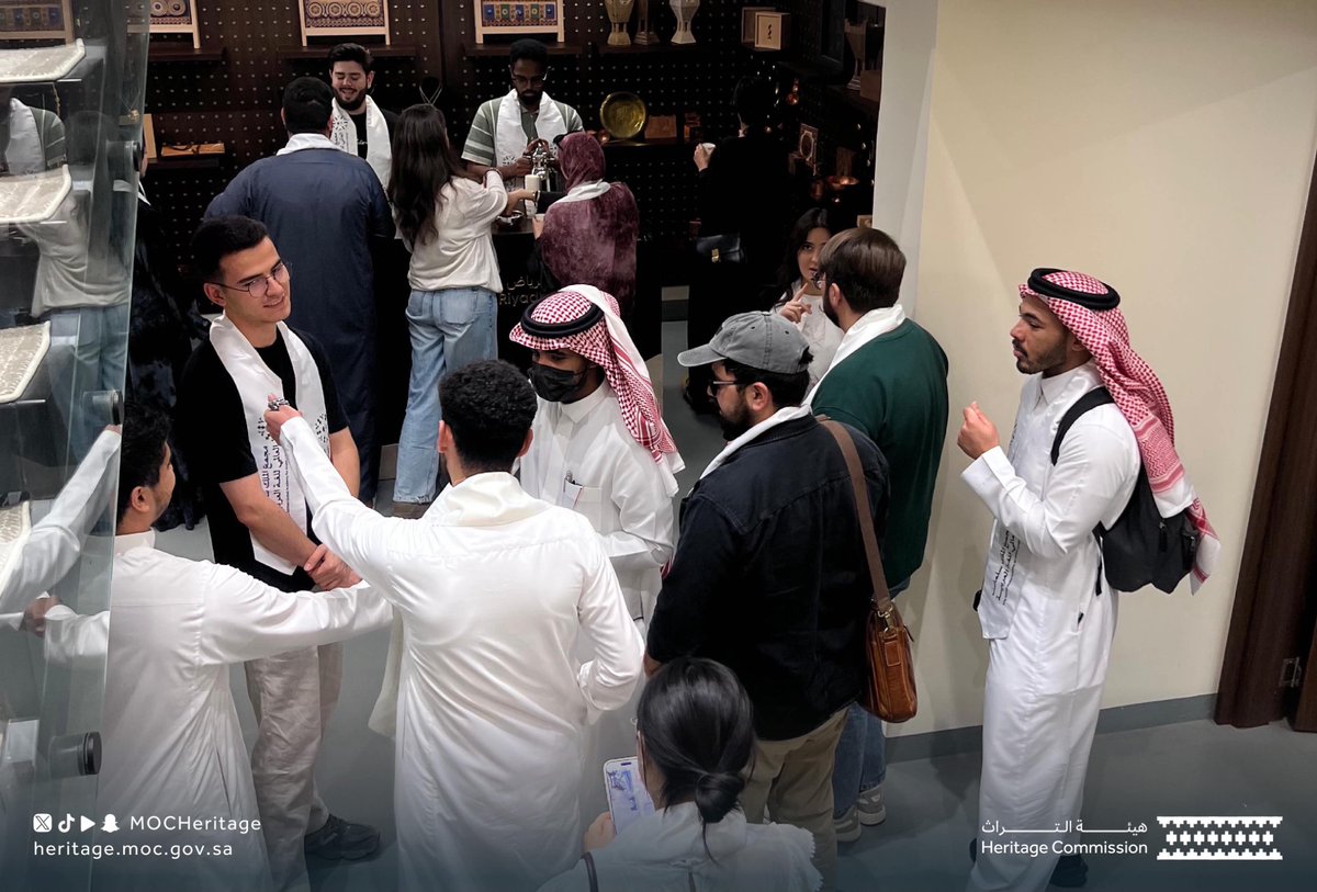 MOCHeritage's tweet photo. استقبل #بيت_الحرفيين في الرياض 45 طالباً وطالبة من برنامج الانغماس اللغوي والثقافي والسياحي للناطقين بغير العربية التابع لـ @KSGAFAL، حيث تعرّفوا على الحرف اليدوية السعودية واطّلعوا على ورش الحلي والمجوهرات والمشغولات المعدنية والخشبية، في تجربة تعكس ثراء التراث الحرفي الوطني.

#هيئة_التراث
