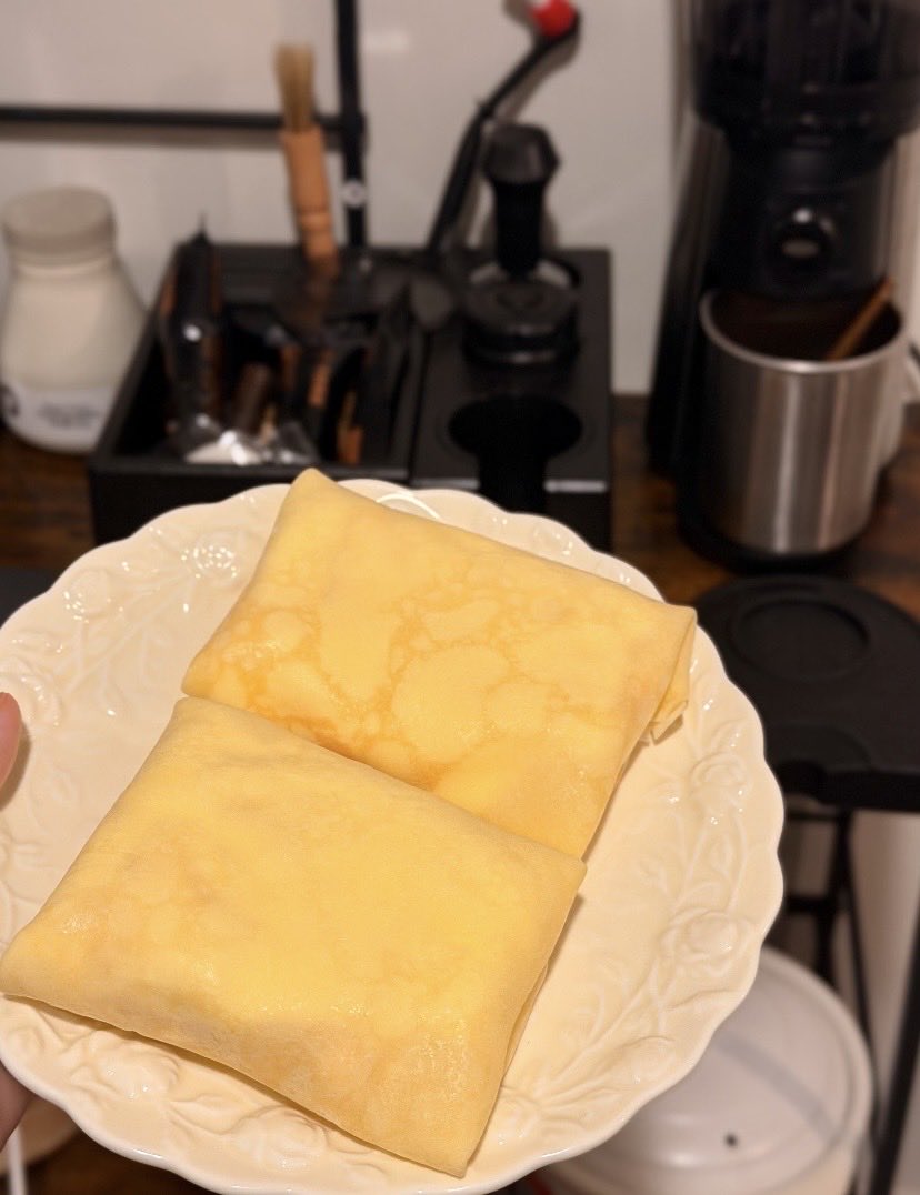 winnie345217's tweet photo. A cosy Sunday at home, whipping up delightful mango crepes. Sweet, simple, and oh-so-satisfying. Bliss in every bite! 🌼✨ #HomemadeTreats #SundayBaking https://t.co/zy2oaujSbg