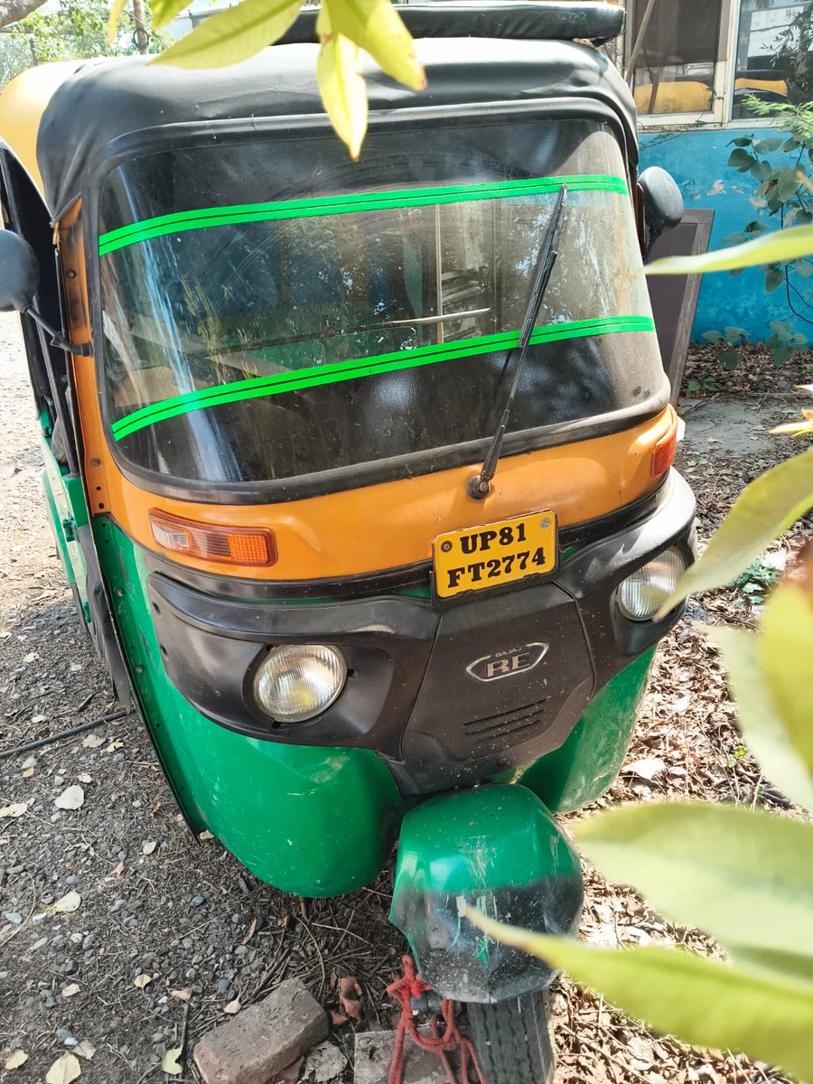 VModanwal3437's tweet photo. 🚨 एटा BIG ब्रेकिंग

एटा पुलिस ने ऑटो रिक्शा चोरी करने वाले गैंग का भंडाफोड़ करते हुए 3 शातिर चोरों को गिरफ्तार किया।

गिरफ्तार आरोपियों के कब्जे से चोरी का ऑटो रिक्शा, 17 बैटरियां और वारदात में इस्तेमाल की गई कार बरामद।

  #BIGBreaking #AutoRickshawTheft #PoliceAction #SOG https://t.co/6eDMwsoBxQ