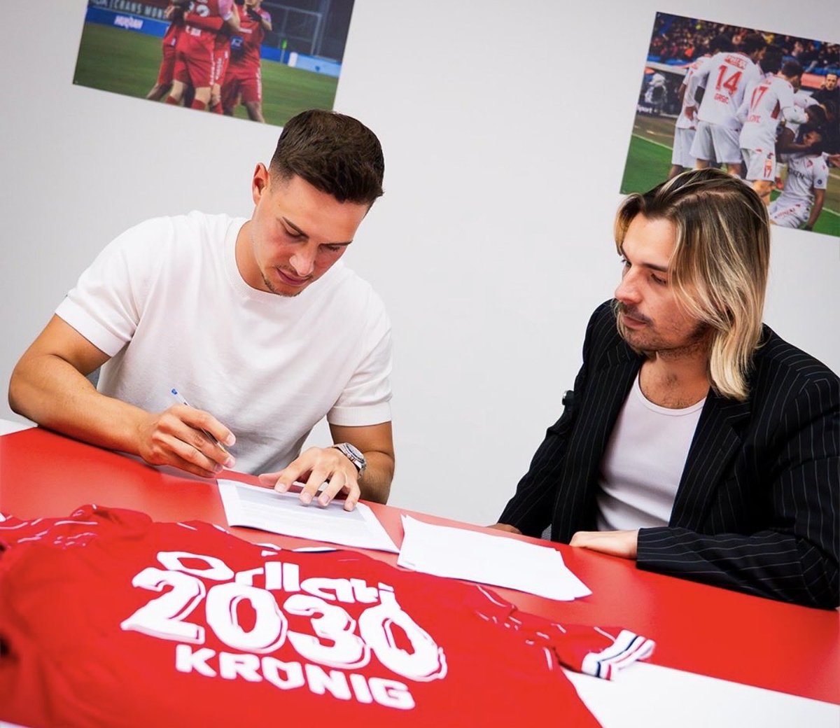 Daniel_Rmano's tweet photo. ✍🏼 SUPER LEAGUE : Jan Kronig prolonge son contrat ! Le défenseur haut-valaisan et le #FCSion sont désormais liés jusqu’en 2030. https://t.co/bj2ghP84eL