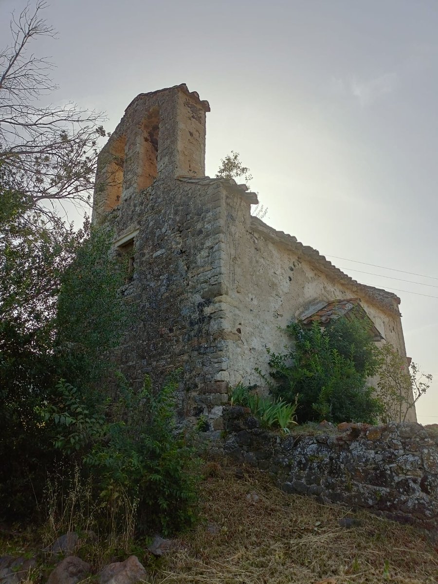 jordi_nierga's tweet photo. L'Andreu és un jubilat que cada diumenge, tibat i cofoi, obre l'ermita de Sant Joan del Pla. La Pilar, una àvia de Llorà, cuida els marges propers i avui celebra haver trobat herba de Sant Joan per a la ratafia i l'oli de cop. L'estima feta costum a la Vall de Llémena. Essencial. https://t.co/GSpD2JlfqF