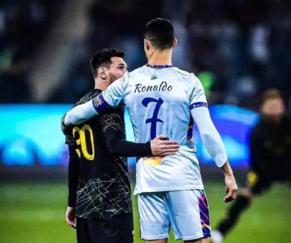 RdeCuler's tweet photo. 🚨🗣️ Zlatan Ibrahimović sobre el debate Messi vs Ronaldo:

🗣️ "Todos los días, los medios le hacen a Zlatan la misma pregunta aburrida".

🗣️ "'Zlatan, ¿quién es la CABRA? ¿Messi o Ronaldo?'”

🗣️ "¿Honestamente? Estoy cansado de escucharlo".

🗣️ "La gente habla de fútbol como si estuviera jugando a la PlayStation".

🗣️ "Un tipo anota una patada de bicicleta, de repente es la CABRA".

🗣️ "El otro gana una copa, de repente el debate ha terminado".

🗣️ "Es estúpido. El fútbol no es un videojuego".

🗣️ "Cristiano Ronaldo es una máquina. Un monstruo de la naturaleza".

🗣️ "La disciplina. La longevidad. Más de 900 goles. Nadie puede tocar esto".

🗣️ "Fue a Inglaterra, España, Italia y lo conquistó todo".

🗣️ "Cristiano creó un legado con el que los jugadores normales solo pueden soñar".

🗣️ "Cristiano dominó el juego del fútbol".

🗣️ "¿Pero Messi? **Messi se convirtió en fútbol. **"

🗣️ "Cuando Cristiano juega, sigue las reglas del juego a la perfección".

🗣️ "Cuando Messi juega, crea las reglas".

🗣️ "Los objetivos. Las asistencias. El regate. La Copa del Mundo. No es normal".

🗣️ "Compararlos es como comparar un león con un tiburón".

🗣️ "Ambos son asesinos, pero gobiernan mundos diferentes".

🗣️ "Cristiano es el mejor goleador que jamás verás".

🗣️ "Messi es el mejor *fútbol*. Hay una diferencia".

🗣️ "Fans de Ronaldo, no lloren. Estar en segundo lugar después de Messi no es un insulto".

🗣️ "Para los jugadores normales, ser el segundo después de Messi es un milagro".

🗣️ "Cristiano es una leyenda. Un gigante. Un icono".

🗣️ "Pero si encierras a Zlatan en una habitación y me obligas a elegir un jugador..."

🗣️ "Un jugador por partido. Un jugador para mi vida".

🗣️ "Un jugador para mostrarle a Marte lo que es el fútbol".

🗣️ “**Elijo a Messi. Cada vez. **"

🗣️ "Puedes entrenar para romper los récords de Cristiano. Puedes trabajar duro para igualar sus trofeos".

🗣️ "¿Pero qué hace Messi naturalmente con un balón de fútbol?"

🗣️ "No puedes enseñar eso. No puedes ir a eso en el gimnasio".

🗣️ "Eso es un regalo de Dios".

🐐🇦🇷⚽

🗣️ "Cristiano Ronaldo escribió historia".

🗣️ "Lionel Messi es historia".