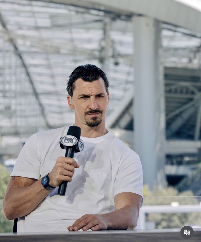 RdeCuler's tweet photo. 🚨🗣️ Zlatan Ibrahimović sobre el debate Messi vs Ronaldo:

🗣️ "Todos los días, los medios le hacen a Zlatan la misma pregunta aburrida".

🗣️ "'Zlatan, ¿quién es la CABRA? ¿Messi o Ronaldo?'”

🗣️ "¿Honestamente? Estoy cansado de escucharlo".

🗣️ "La gente habla de fútbol como si estuviera jugando a la PlayStation".

🗣️ "Un tipo anota una patada de bicicleta, de repente es la CABRA".

🗣️ "El otro gana una copa, de repente el debate ha terminado".

🗣️ "Es estúpido. El fútbol no es un videojuego".

🗣️ "Cristiano Ronaldo es una máquina. Un monstruo de la naturaleza".

🗣️ "La disciplina. La longevidad. Más de 900 goles. Nadie puede tocar esto".

🗣️ "Fue a Inglaterra, España, Italia y lo conquistó todo".

🗣️ "Cristiano creó un legado con el que los jugadores normales solo pueden soñar".

🗣️ "Cristiano dominó el juego del fútbol".

🗣️ "¿Pero Messi? **Messi se convirtió en fútbol. **"

🗣️ "Cuando Cristiano juega, sigue las reglas del juego a la perfección".

🗣️ "Cuando Messi juega, crea las reglas".

🗣️ "Los objetivos. Las asistencias. El regate. La Copa del Mundo. No es normal".

🗣️ "Compararlos es como comparar un león con un tiburón".

🗣️ "Ambos son asesinos, pero gobiernan mundos diferentes".

🗣️ "Cristiano es el mejor goleador que jamás verás".

🗣️ "Messi es el mejor *fútbol*. Hay una diferencia".

🗣️ "Fans de Ronaldo, no lloren. Estar en segundo lugar después de Messi no es un insulto".

🗣️ "Para los jugadores normales, ser el segundo después de Messi es un milagro".

🗣️ "Cristiano es una leyenda. Un gigante. Un icono".

🗣️ "Pero si encierras a Zlatan en una habitación y me obligas a elegir un jugador..."

🗣️ "Un jugador por partido. Un jugador para mi vida".

🗣️ "Un jugador para mostrarle a Marte lo que es el fútbol".

🗣️ “**Elijo a Messi. Cada vez. **"

🗣️ "Puedes entrenar para romper los récords de Cristiano. Puedes trabajar duro para igualar sus trofeos".

🗣️ "¿Pero qué hace Messi naturalmente con un balón de fútbol?"

🗣️ "No puedes enseñar eso. No puedes ir a eso en el gimnasio".

🗣️ "Eso es un regalo de Dios".

🐐🇦🇷⚽

🗣️ "Cristiano Ronaldo escribió historia".

🗣️ "Lionel Messi es historia".