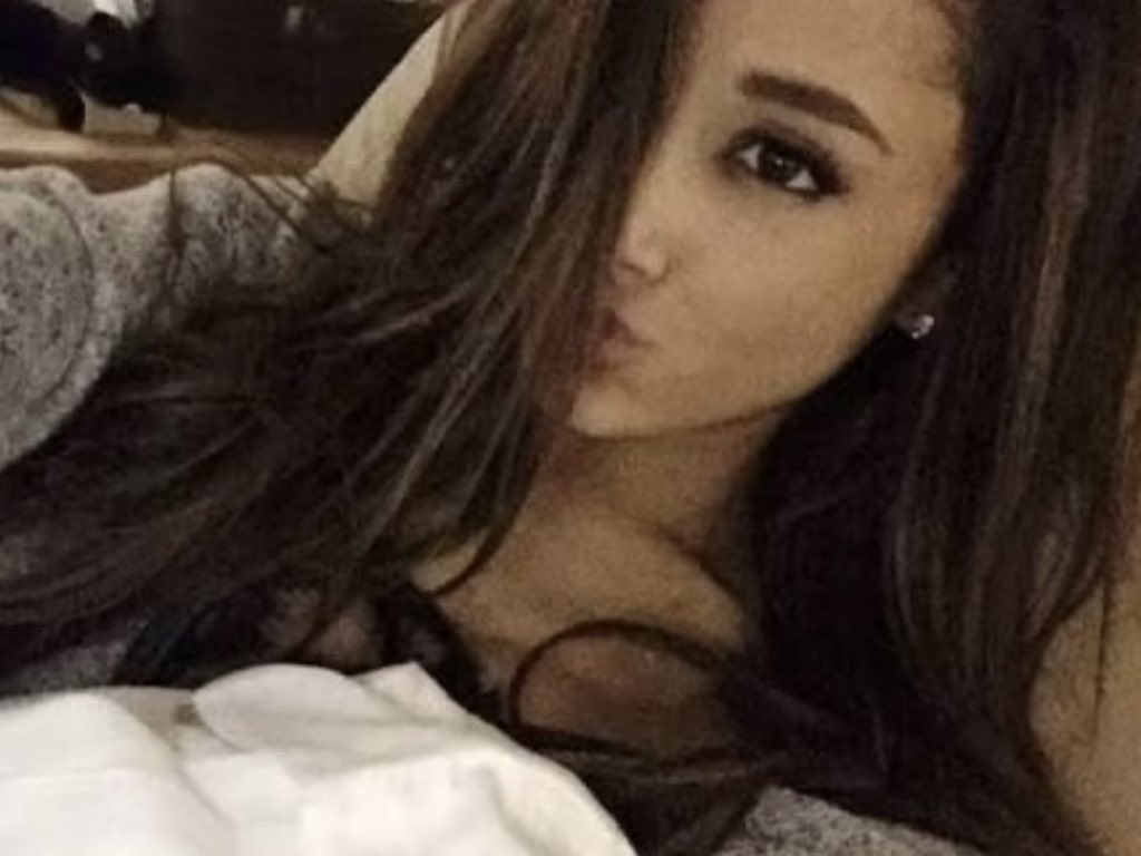 aritigrolleeni's tweet photo. a few ariana landscape selfies for the timeline https://t.co/C06YZRVb98
